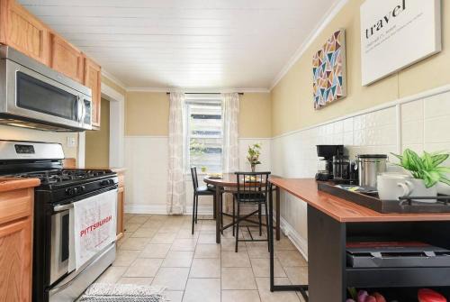 East Allegheny House | HostWise Stays - Block to AGH - King Bed, Free Off Street Parking