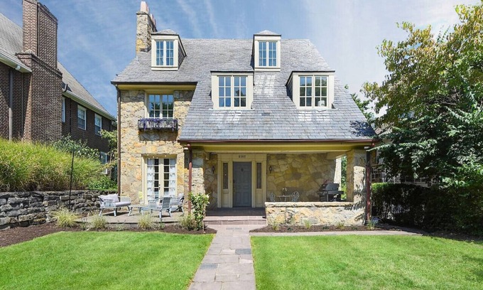 Squirrel Hill House | ★ HostWise Stays ★ Squirrel Hill Gem! Private Garage! Sleeps 10!