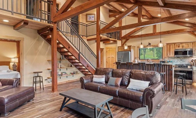 Custer House | Hot Shot Hideaway