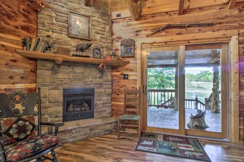 Goodson House | Hot Tub and Fireplace! Macks Creek Cabin on 30 Acres