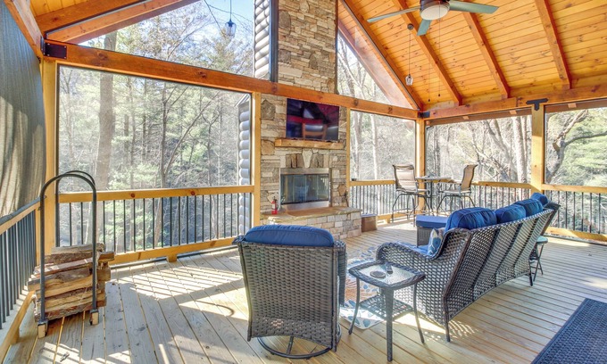 Walnut Mountain Cabin | Hot Tub & Creek View: Cabin ~ 6 Mi to Ellijay!