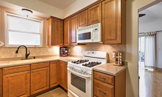 Union Pier Cottage | Hot Tub, Deck & Backyard: Cozy Union Pier House!