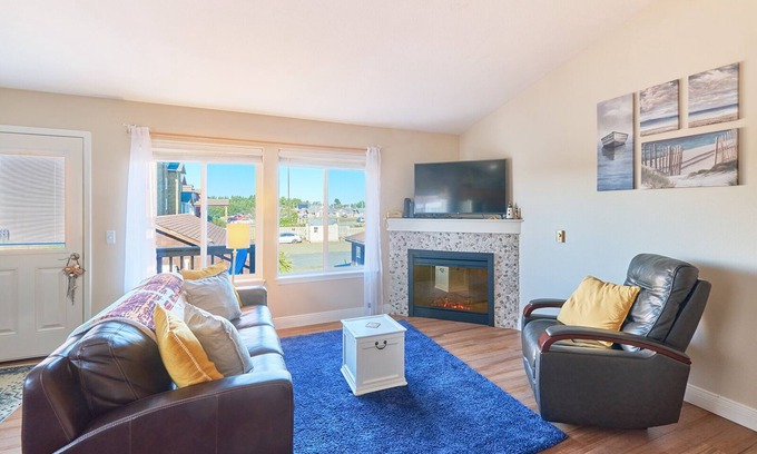 Long Beach House | Hot Tub, Dogs OK, Modern, Walk to beach/town (Trail)