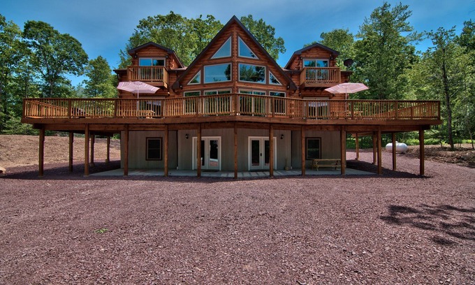 Hickory Hills House | Hot Tub Fire Pit/AC BSK CT 6000 Sq Ft Private WIFI FREE Tesla EV Charger/WIFI