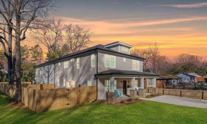 Charlotte House | Hot Tub Fire Pit Chef’s Kitchen Near Uptown