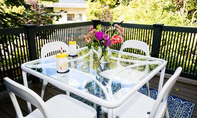 Squirrel Hill House | Hot Tub, Fire Pit, Parking ,5-Bedroom near museums, parks, Carnegie Mellon &PIT