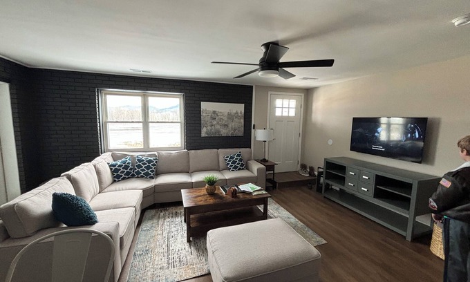 Clay City House | Hot Tub! Fire pit! Picnic area & Grill! Dog friendly! Hardwicks Creek Haven@RRG