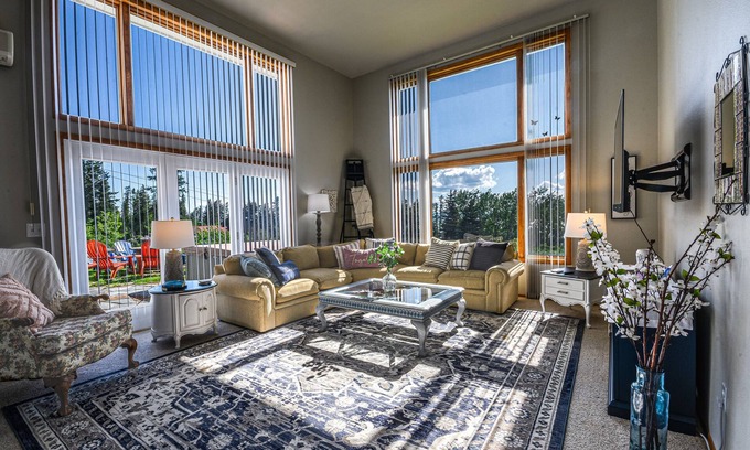 Bigfork House | Hot Tub, Firepit, Grill, Patio Dining + 3 King Beds