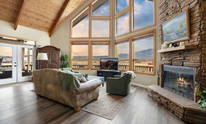 Fort Valley Cabin | Hot tub, Forest edge, fireplaces game room