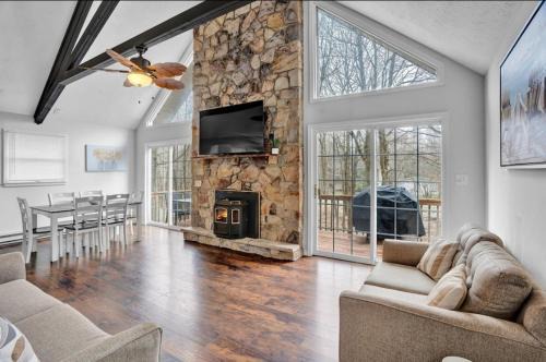 Briar Crest Woods Ski Chalet | Hot Tub, Game Room, Fire Pit, Movie Room, Beach and More!