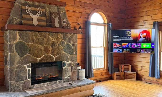 Chillicothe Cabin | Hot tub, game room