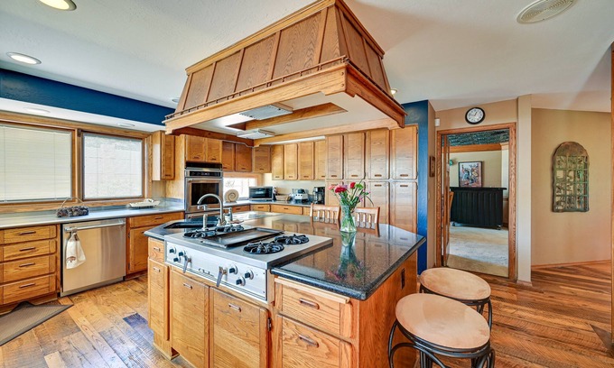 Payson Cottage | Hot Tub + Games: Spacious Golf Retreat in Payson