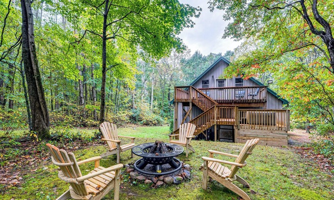 Amanda Cabin | Hot Tub Haven 10 Mi to Hocking Hills State Park!