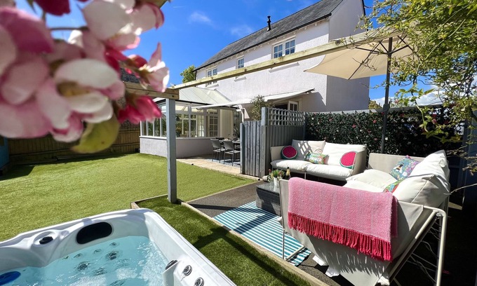 Stoke Gabriel Cottage | Hot Tub Heaven in Beautiful Village, Close to Beaches - Blue Flag & Dog Friendly