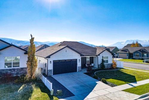 Heber House | Hot Tub, Heber Home, Pet-Friendly, Games, Sleeps 13 Guest!