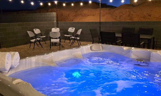 Page House | Hot Tub, Kayaks, Game Room, Boat Parking, Fire Pit, King, WD