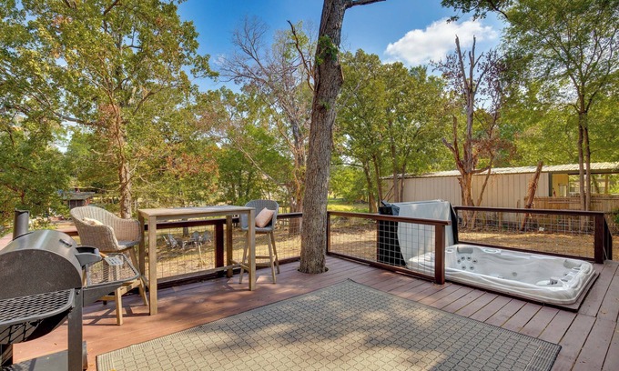 Malakoff House | Hot Tub & Lake Access: Malakoff Retreat!