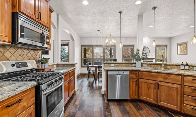 Southeast Boise House | Hot Tub- Luxury- 6 Bedrooms- 2 Patios
