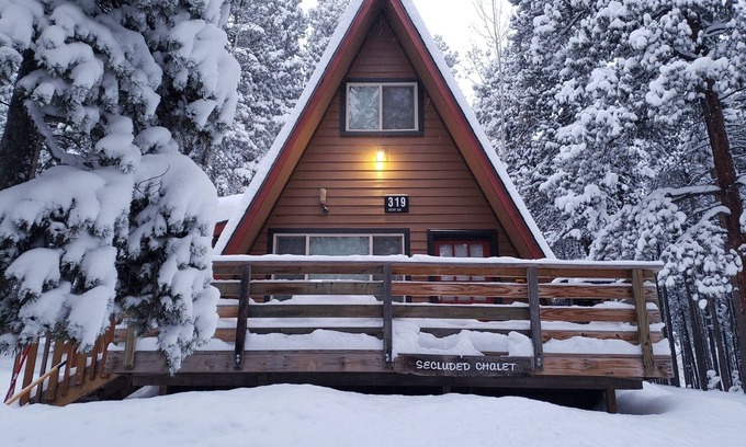 Evergreen Cabin | Hot Tub Mind Serene-Serenity Chalet 15 mins from the lake