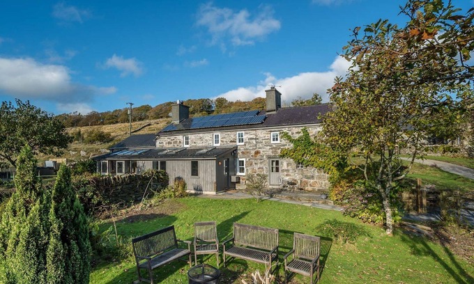 Penrhyndeudraeth Cottage | Hot tub, mountain views and a steam train running through the garden | Rhiwgoch