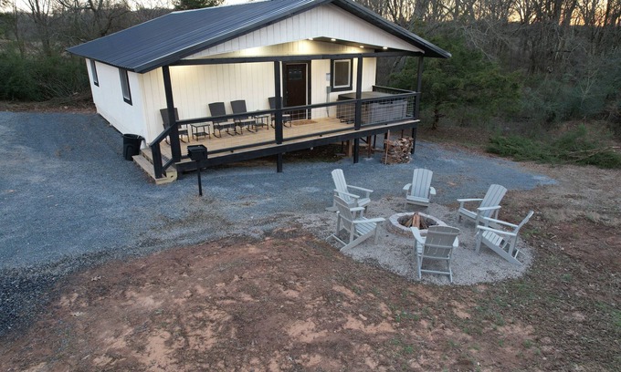 Hatfield House | Hot Tub Mountainside 2-BR Cabin near Mena