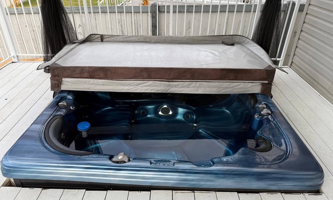 Southeast Edmonton House | Hot Tub| Patio| Netflix|Games|Fireplace|Sleeps 8