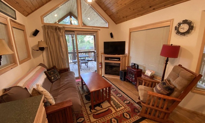 Ashland Cabin | Hot Tub! Peaceful Mountain Cabin at Hyatt Lake