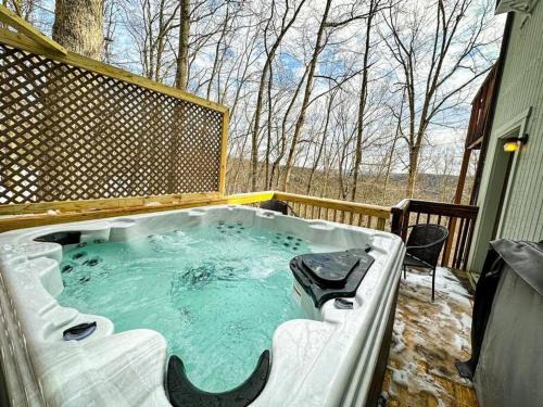 East Stroudsburg House | Hot Tub Sauna Steam Room