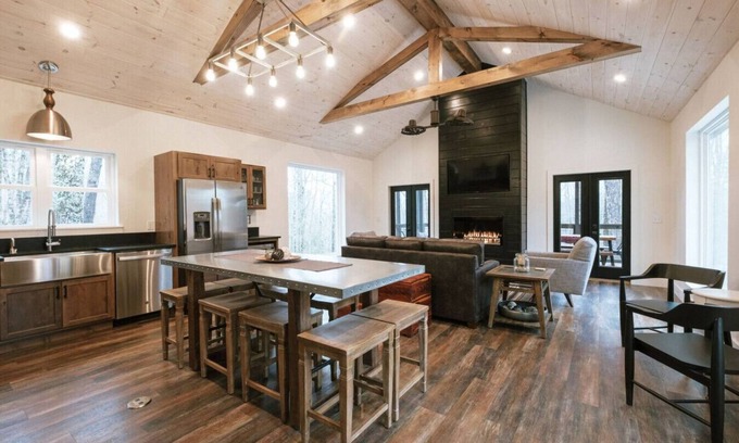 Primrose Cabin | Hot-Tub/Wifi/Fireplace - Honeysuckle Bridge