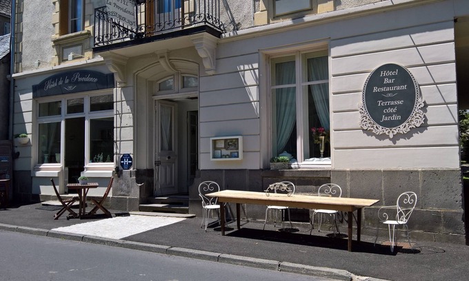 Egliseneuve-d'Entraigues Hotel | Hotel de la Providence