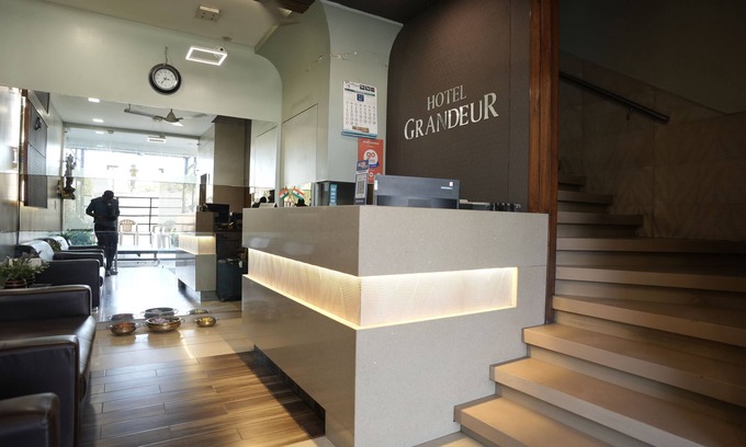 Valsad Hotel | Hotel Grandeur
