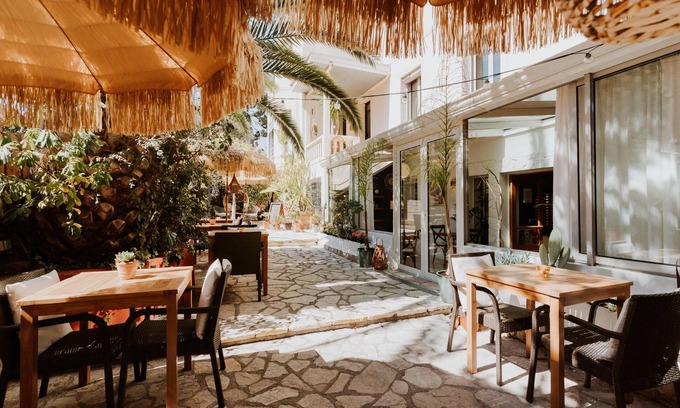 Cap-d'Antibes Hotel | Hotel Le Petit Castel