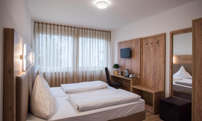 Leopoldshafen Hotel | Hotel Leo