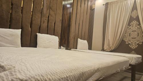 Gulshan-e-Iqbal Hotel | Hotel Moon Light