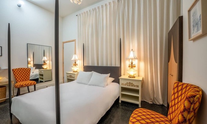 Logan Heights Hotel | Hotel Narcissus - Room 4