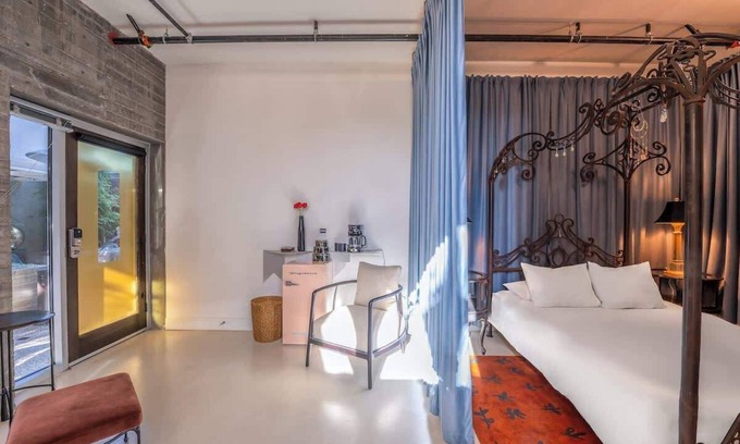 Logan Heights Hotel | Hotel Narcissus - Room 2