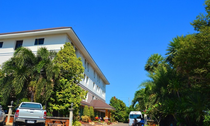 Thap Yao Hotel | Hotel near Suvarnabhumi Airport, 15 minutes drive.We service 24 hours.