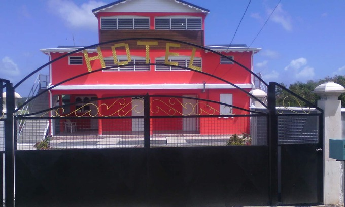 Port-Louis Hotel | Hotel rooms with private bathroom