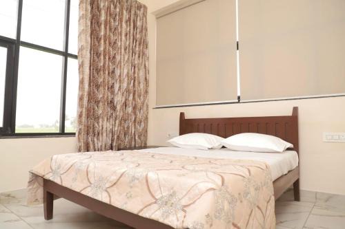 Hatkalangda Cabin | Hotel Ujwal Pure Veg Family Restaurant and lodging