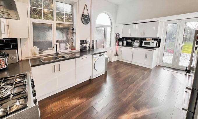 Burton on Trent House | HotTub-Garden-Parking-Sleeps10-10minToTown