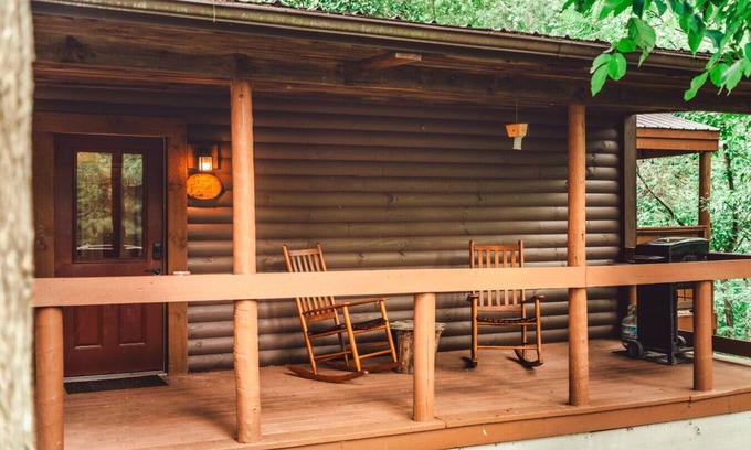 Rockbridge House | HotTub ~ Hiking Nearby ~ Private Forest ~ King Bed