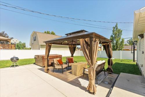 White City House | HotTub Patio Half Basketball Court