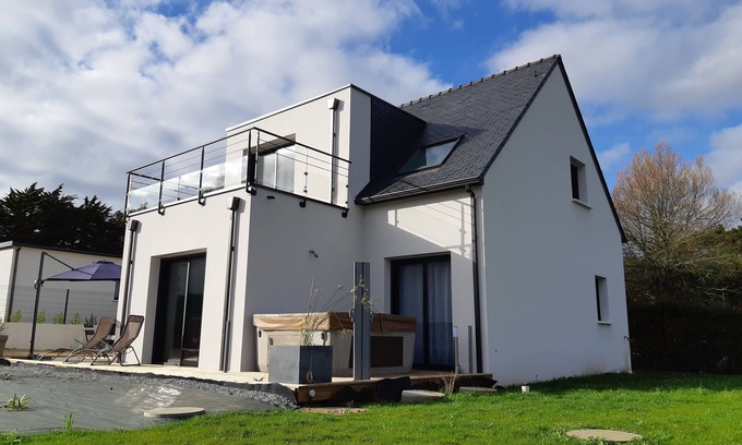 Trevignon House | House 200 metres from the beach with jacuzzi