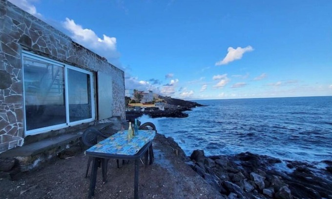 Guimar Ski Chalet | House above the sea. Impressive.