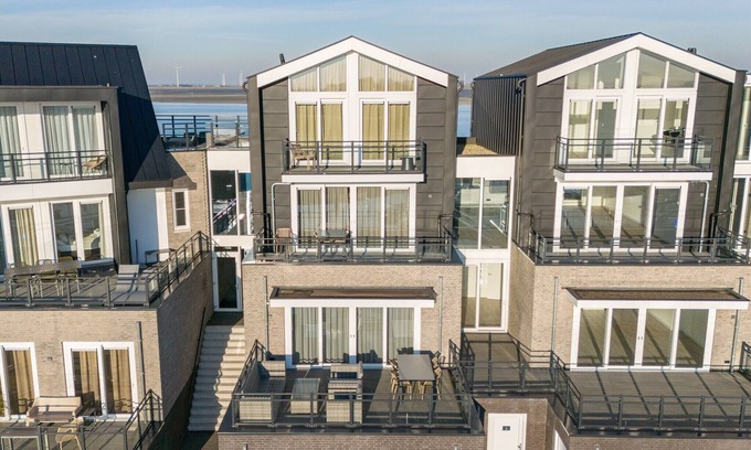 Sint-Annaland House | House by Lake Sint-Annaland near Marina