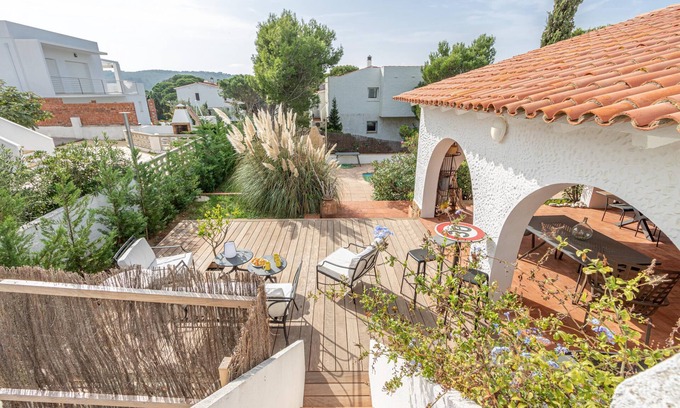 L'Escala Ski Chalet | House Falconera, A/C, private pool, sea view, outdoor dining room, ideal!
