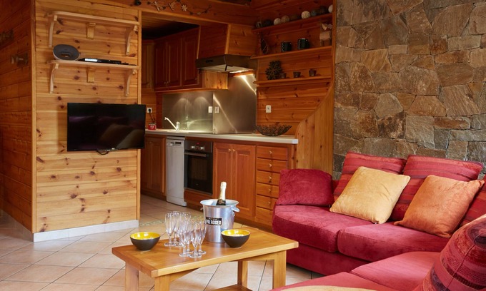 Puy-Saint-Vincent Cottage | House GAUTHIER: Gite Village 8 people