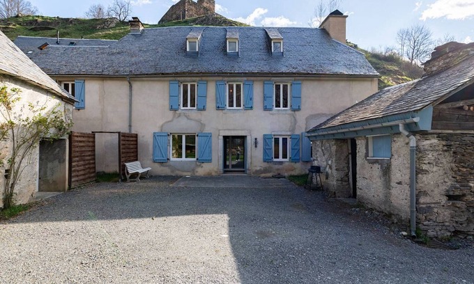 Peyragudes House | House in Genos for 8, near lake, garden and wood stove