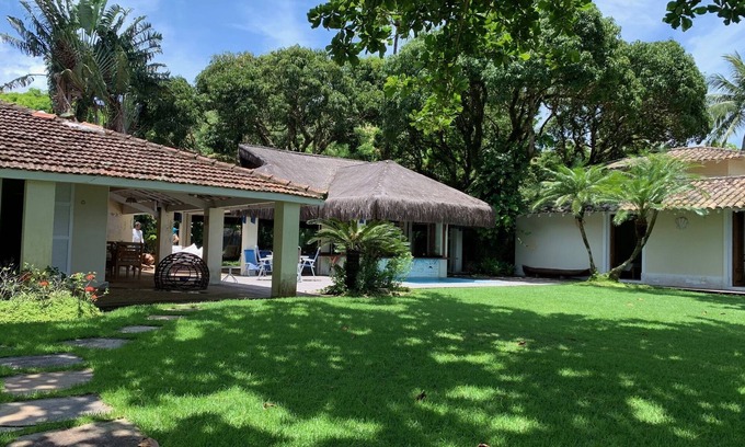Armacao House | House in Praia da Armação, standing on the sand in Ihabela.