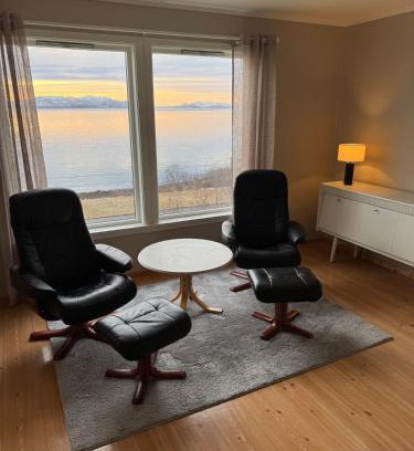 Dyroy Municipality House | House in Vangsvik